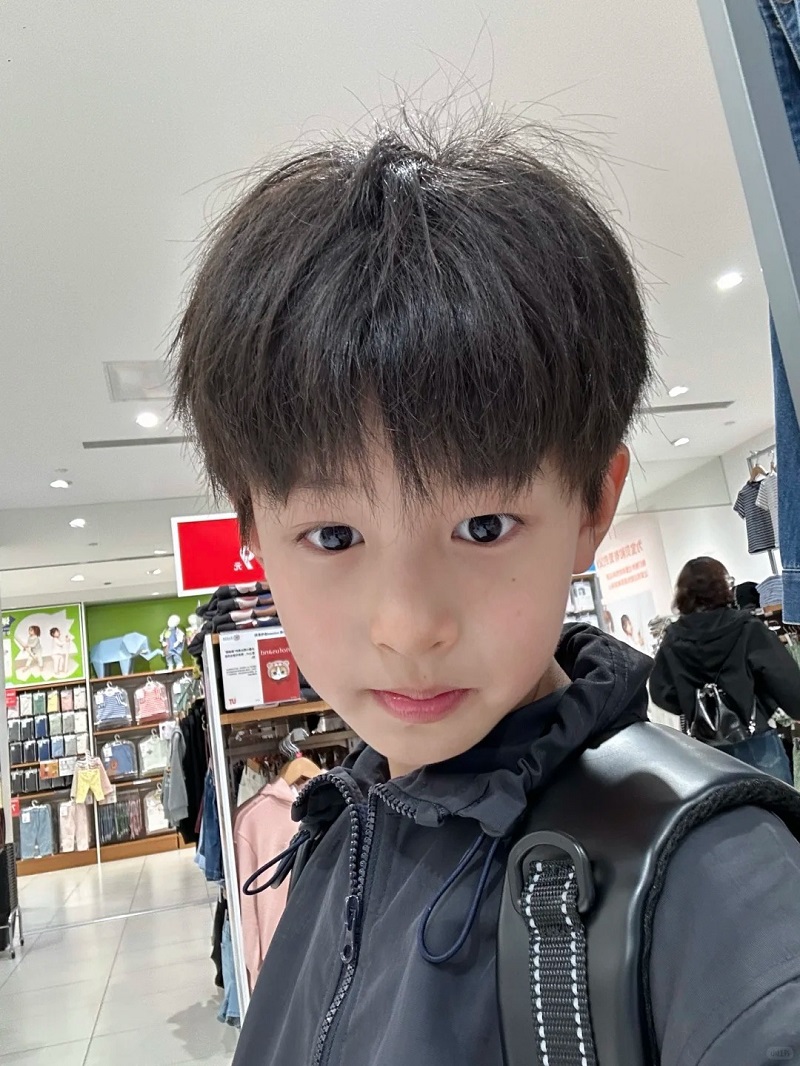 Bé trai 10 tuổi cười nhẹ cực tự nhiên