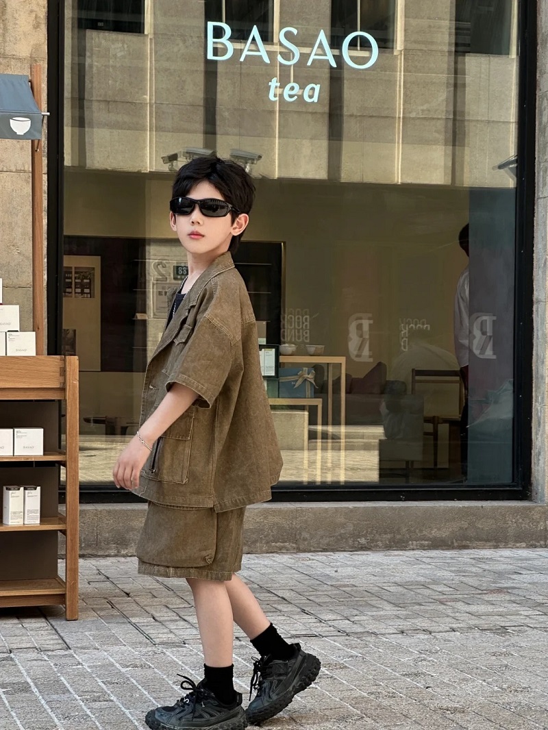 Trai đẹp 10 tuổi diện áo khoác nâu phong cách