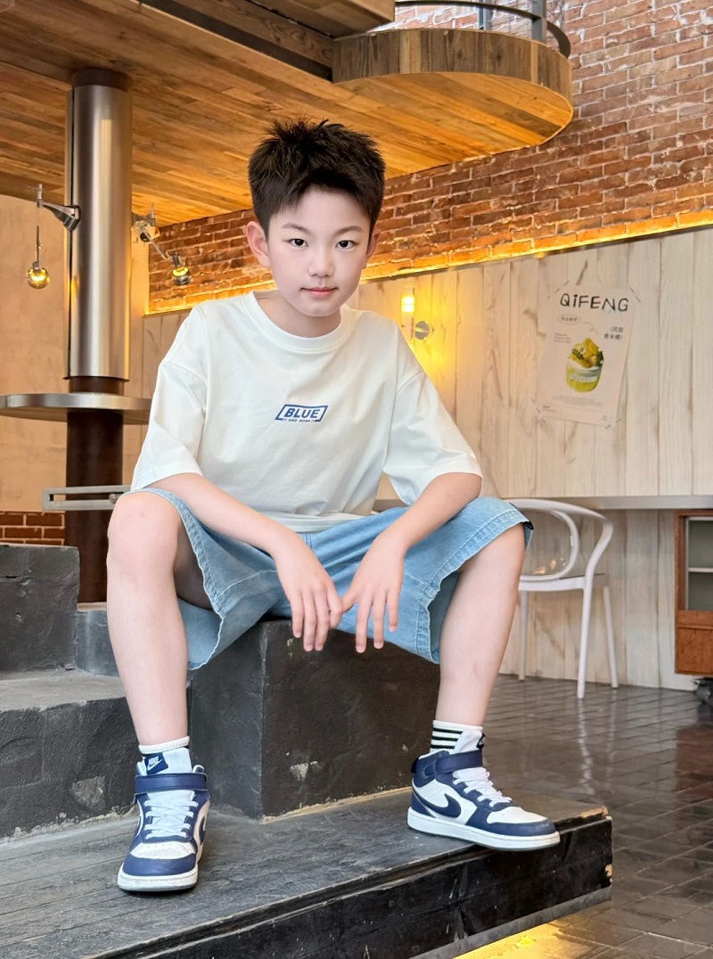 Cậu bé 10 tuổi nở nụ cười tinh nghịch