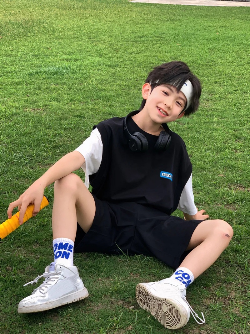 Hình ảnh trai đẹp 10 tuổi tạo dáng dưới nắng