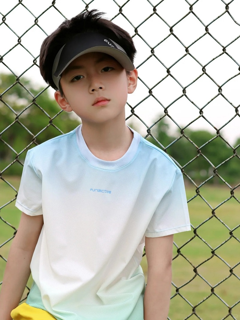 Hình ảnh trai đẹp 10 tuổi mặc áo trắng đội mũ lưỡi trai