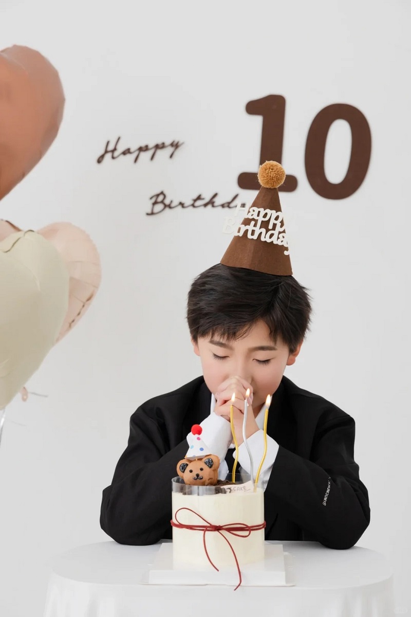 Bé trai 10 tuổi pose dáng dễ thương trong studio