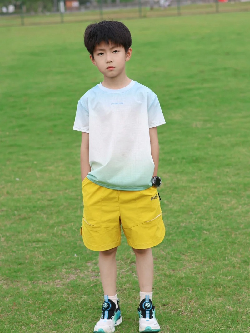 Bé trai 10 tuổi chạy chơi trên bãi cỏ rộn ràng