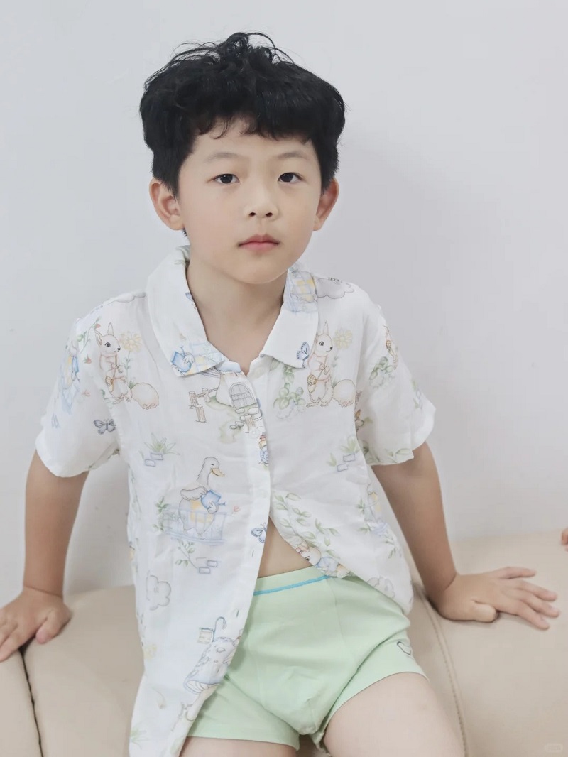 Bé trai 10 tuổi tạo dáng bên tường trắng cực dễ thương