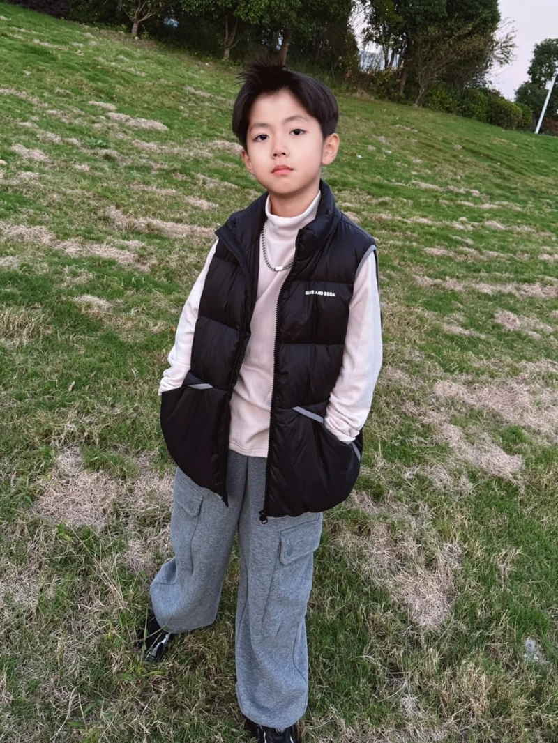 Bé trai 10 tuổi khoác áo gió đen, phong cách cực chất