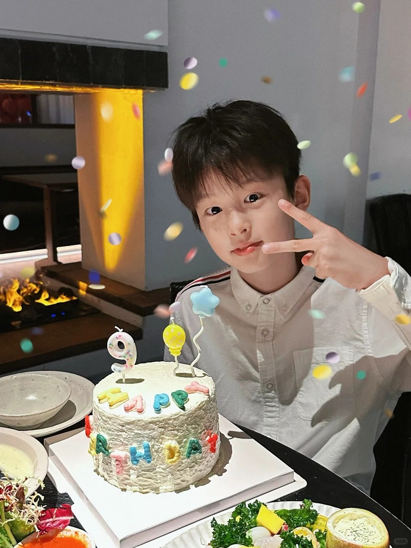 Hình ảnh bé trai 10 tuổi trong bữa tiệc sinh nhật