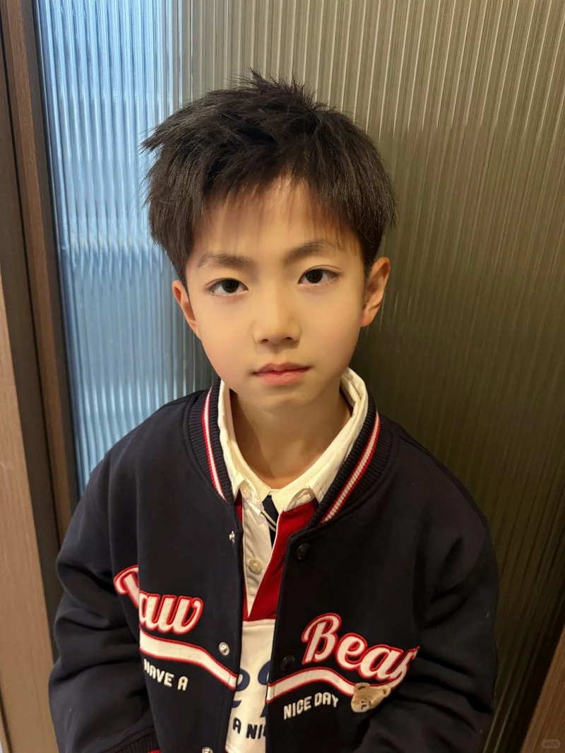 Cậu bé 10 tuổi cười rạng rỡ, ánh mắt tinh nghịch