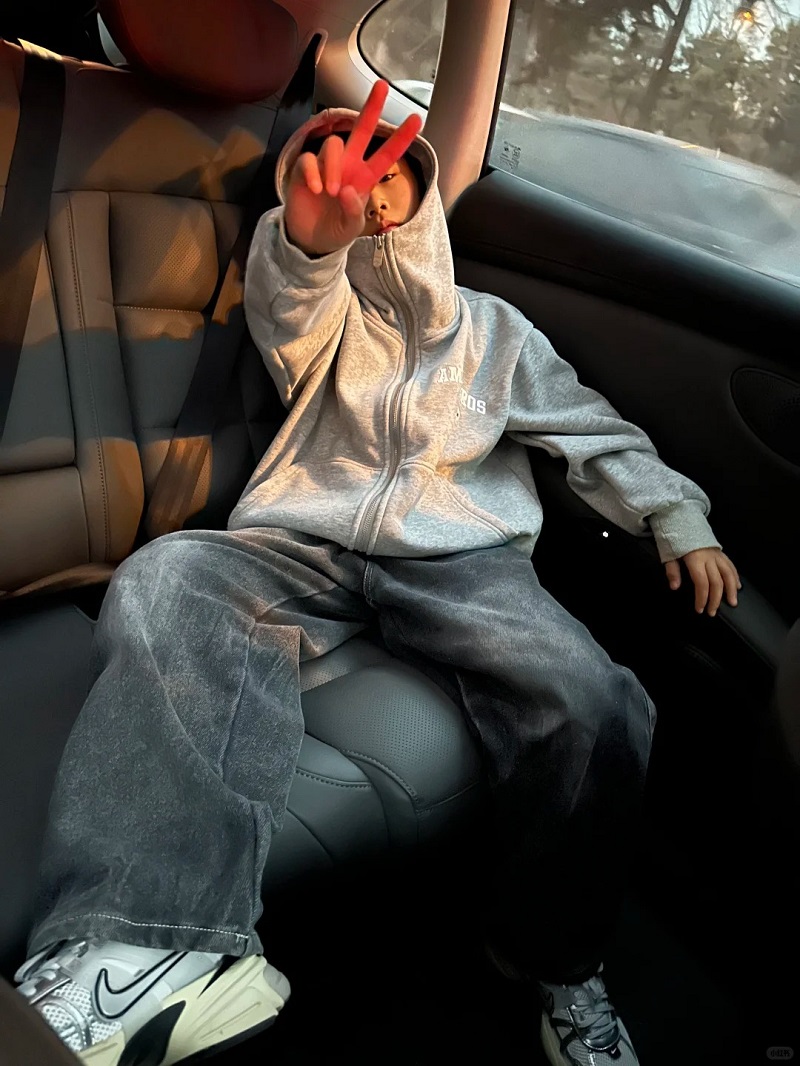 Hình ảnh trai đẹp 10 tuổi mặc áo khoác nâu sang chảnh