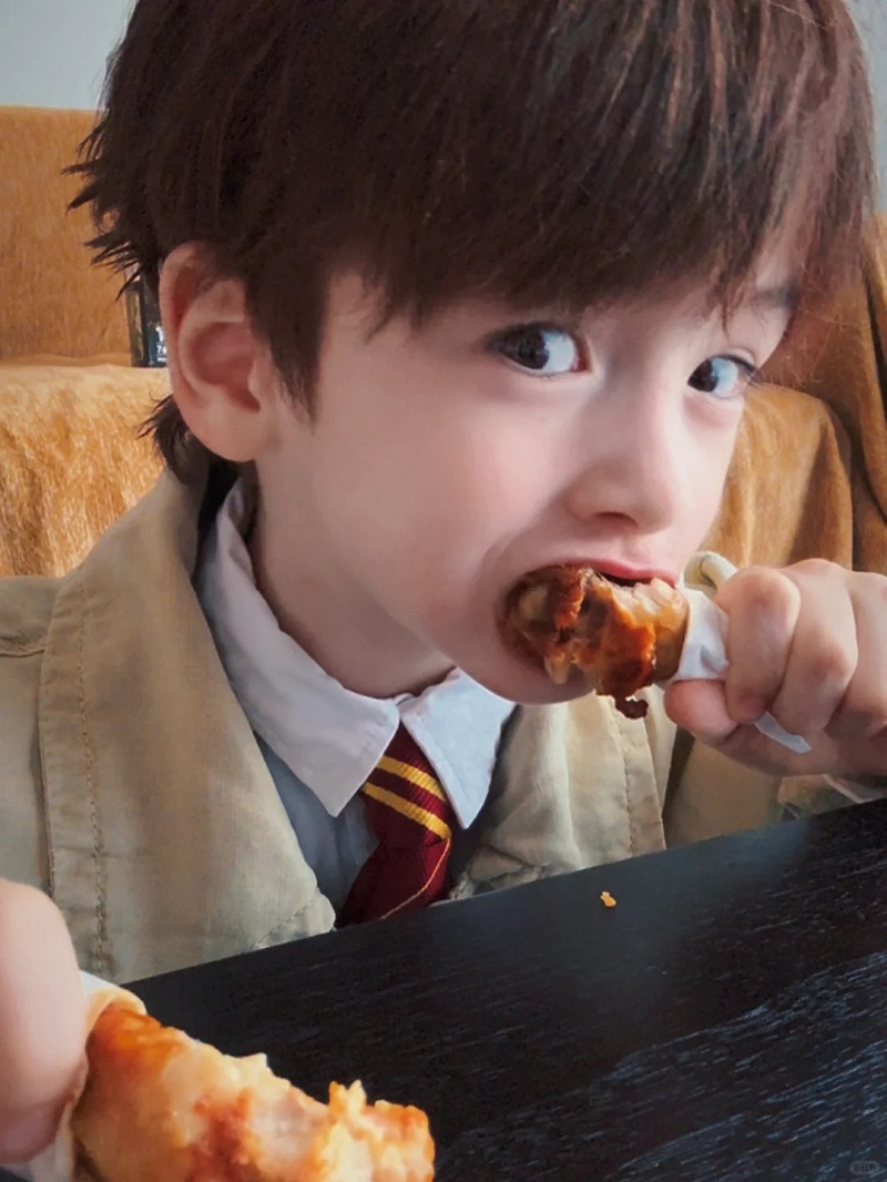 Bé trai 10 tuổi gương mặt baby, đôi mắt long lanh