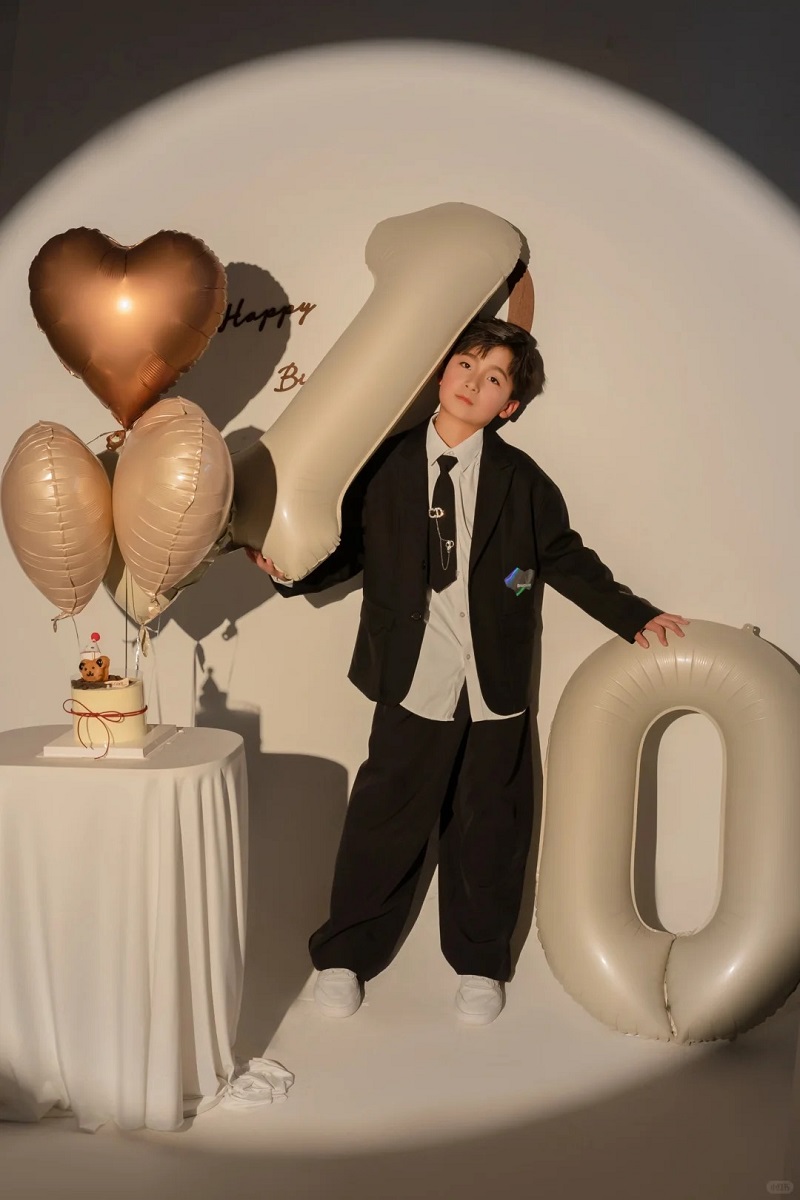 Cậu bé 10 tuổi diện áo sơ mi trắng, cực “soái”