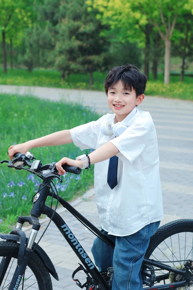 Hình ảnh trai đẹp 10 tuổi đang chơi xe đạp ngoài trời