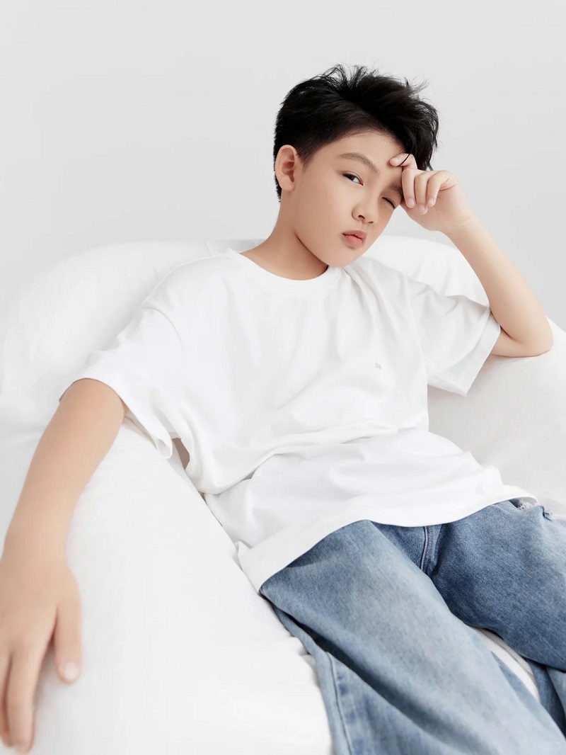 Cậu bé 10 tuổi mặc áo trắng, gương mặt baby cuốn hút