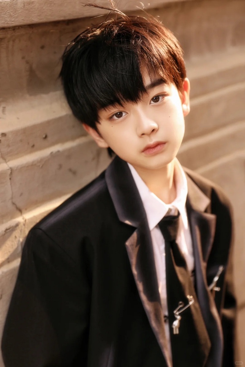 Bé trai 10 tuổi tự tin tạo dáng ngoài trời