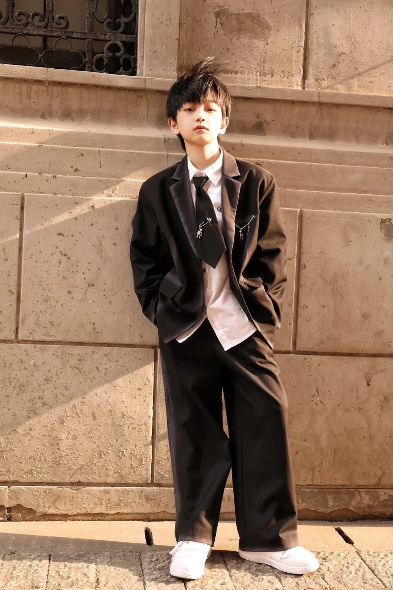Trai đẹp 10 tuổi mặc vest đen bảnh bao