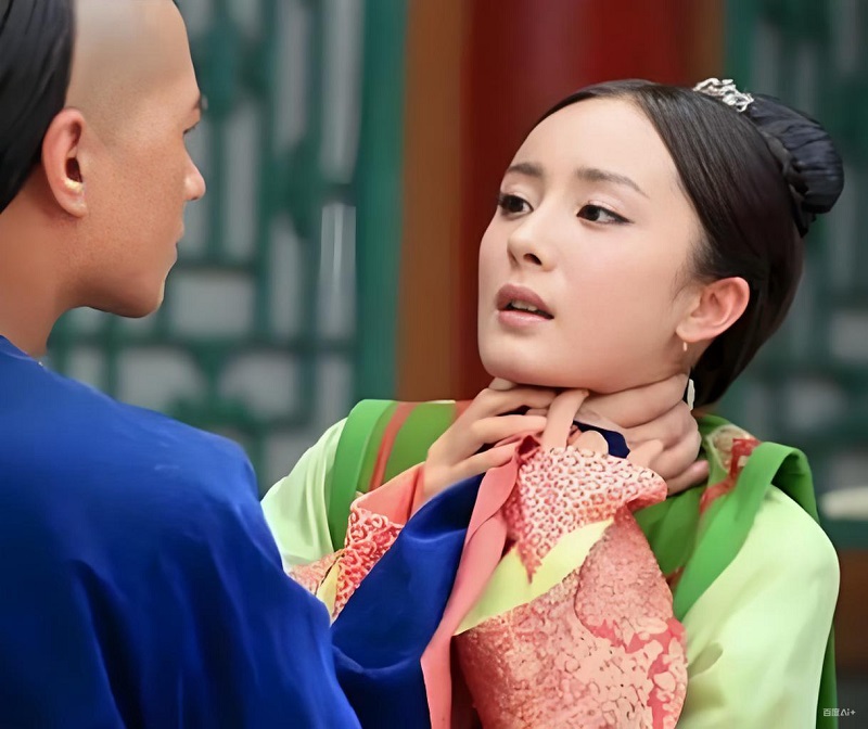 Cảnh phim nữ chính bóp cổ nam chính trong lúc giận dỗi.