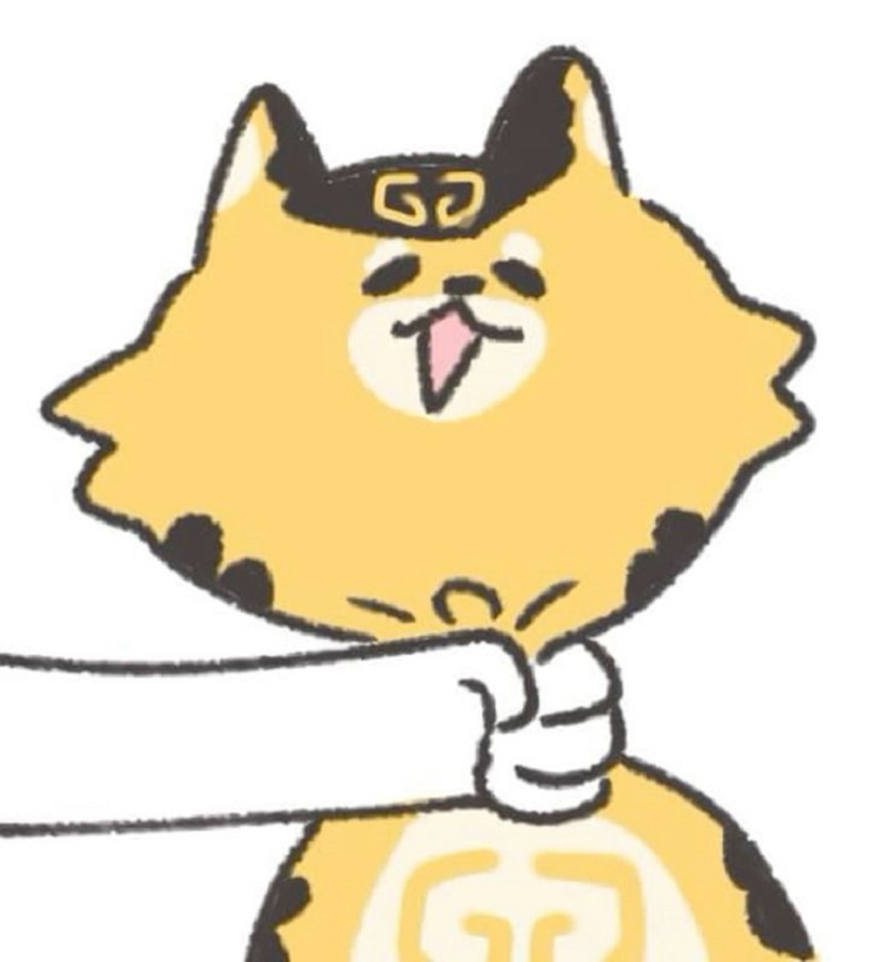 Chó vàng bị bóp cổ nhẹ, mặt cười ngu ngơ.