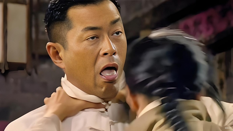 Thanh niên túm cổ người khác trong cơn tức giận nhưng vẫn buồn cười.