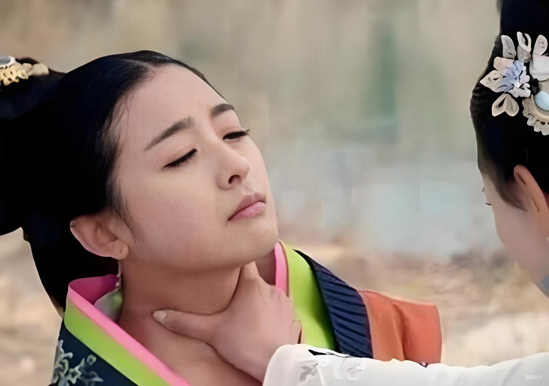 Người phụ nữ nắm cổ người đàn ông trong cảnh phim đầy kịch tính.