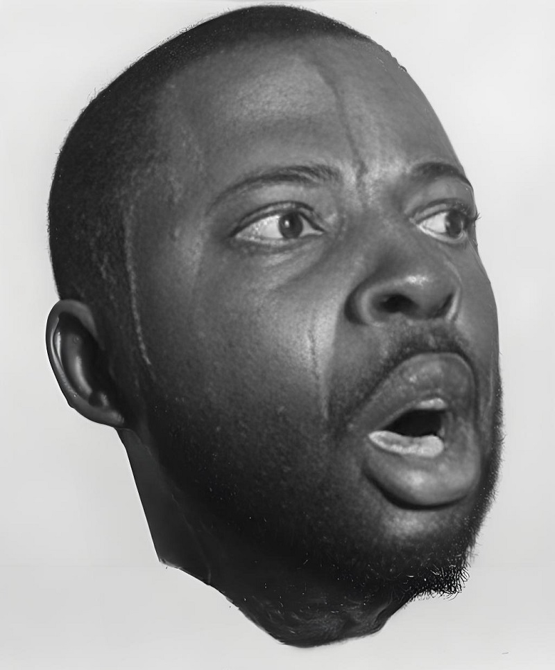 Người đàn ông da màu trợn mắt há hốc kiểu sốc cứng.