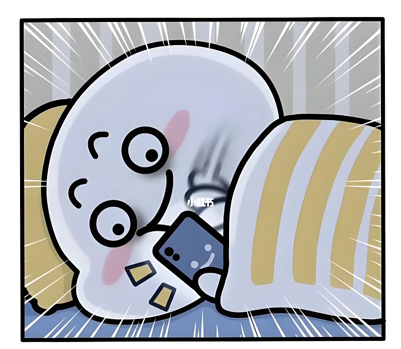 Chú voi quấn chăn cuộn mình nhưng vẫn tỉnh như sáo.
