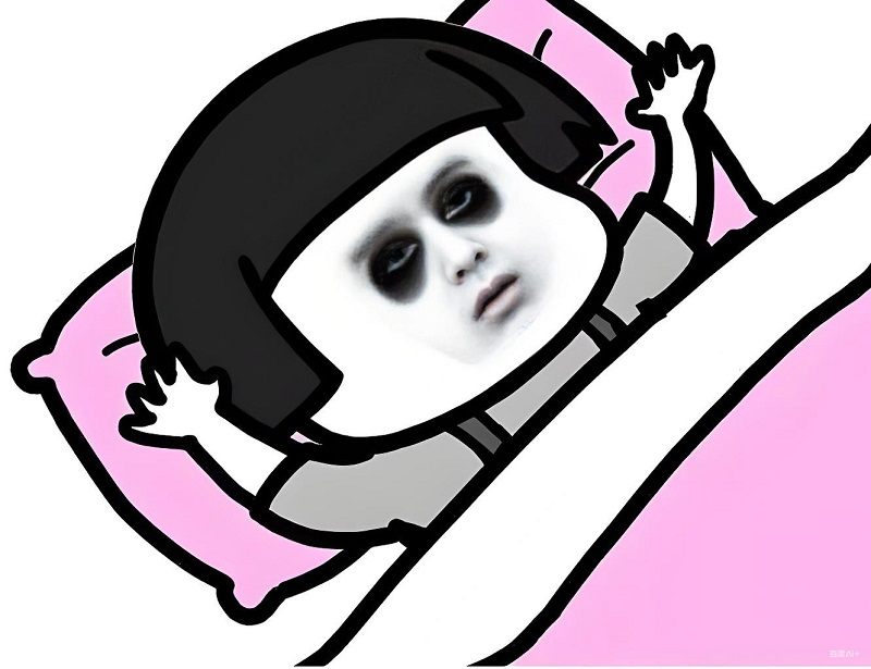 Nhân vật nữ nằm bất động với đôi mắt mở vì đầu óc quay cuồng.