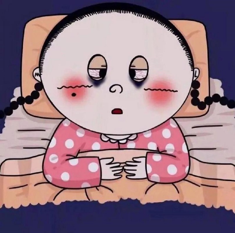 Em bé tròn trịa khóc vì khó ngủ.
