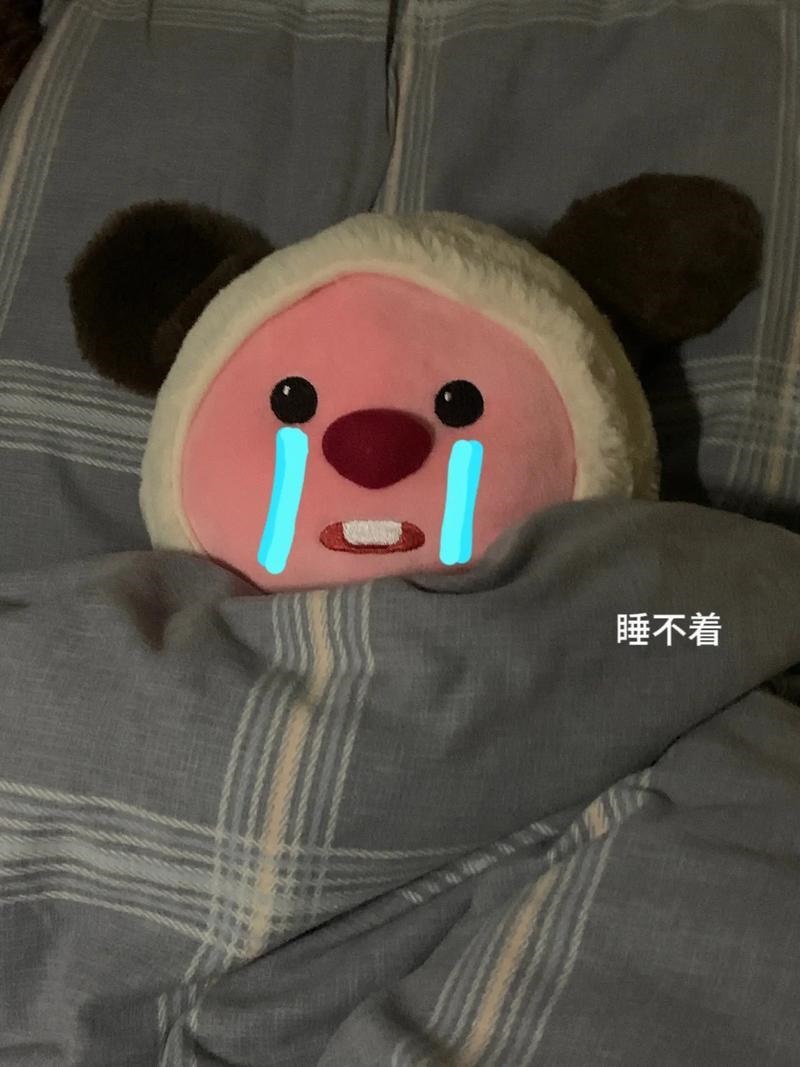 Chú thú bông ngồi tỉnh bơ trong phòng tối.
