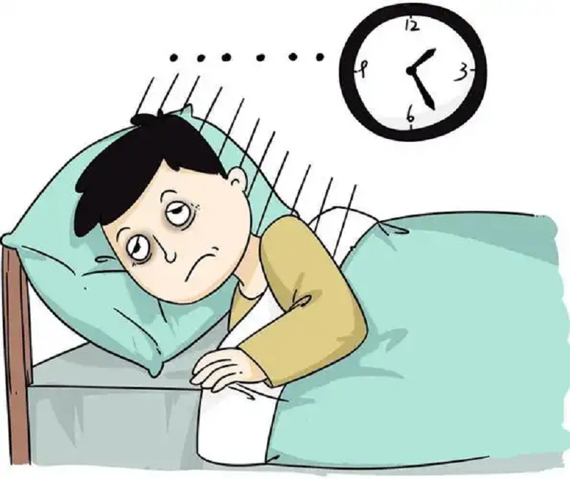 Cậu bé nhìn đồng hồ bực mình vì mãi không ngủ được.
