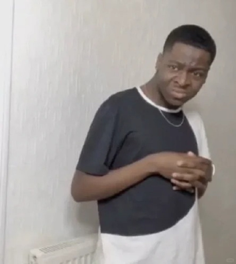 Chàng trai đứng khoanh tay biểu cảm kiểu “hmm nghi lắm”.