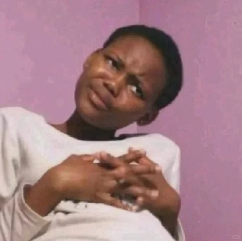 Người phụ nữ lớn tuổi nằm nghiêng với gương mặt bán tín bán nghi.