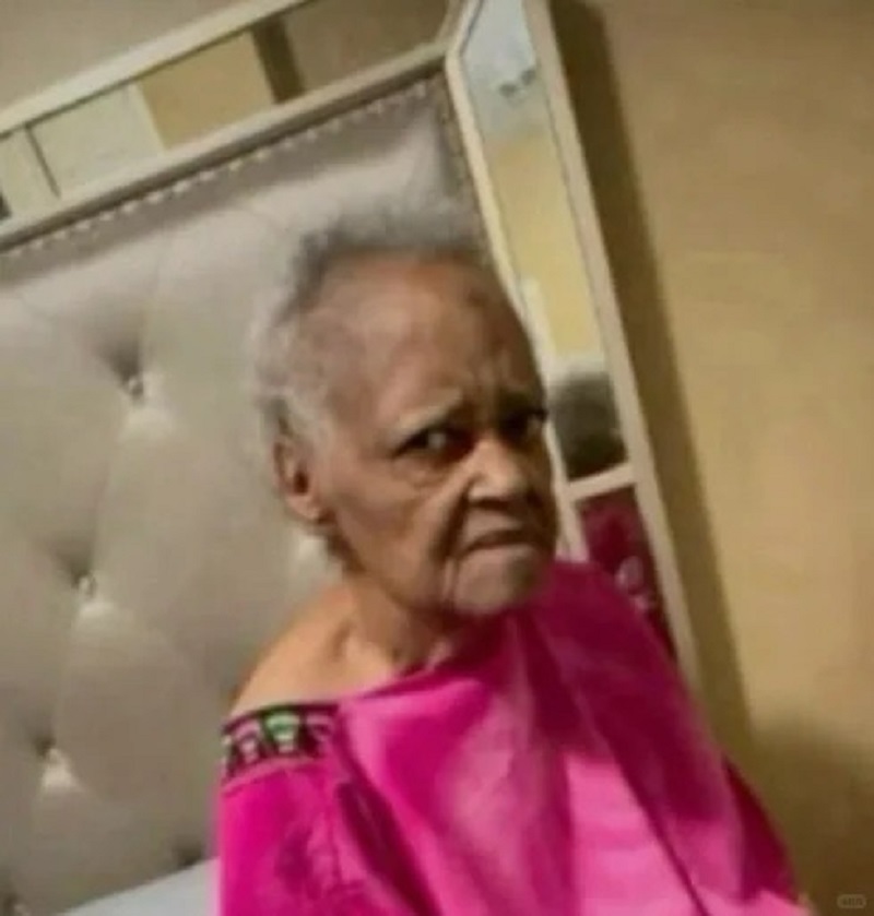 Em bé quay đầu lại nhìn với biểu cảm nghi ngờ chằm chằm.