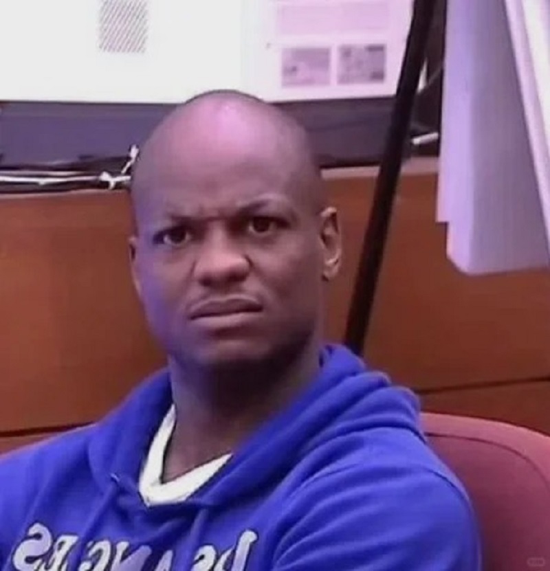 Người đàn ông nhìn thẳng camera với ánh mắt nghi hoặc.