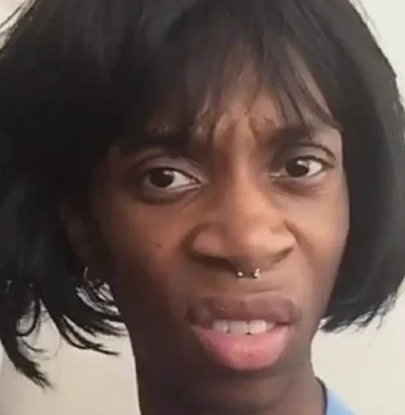 Người phụ nữ da màu trợn mắt đầy nghi vấn và khó tin.