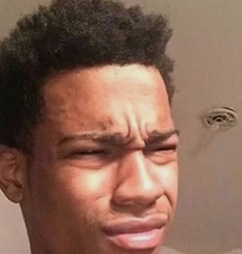 Chàng trai nheo mắt như đang cố hiểu chuyện gì xảy ra.