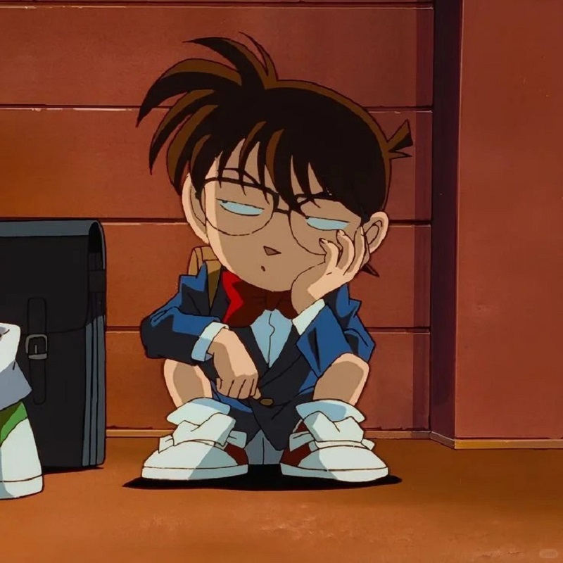 Cậu bé thám tử lắc đầu nghi ngờ ai đó trong khi đang quan sát.