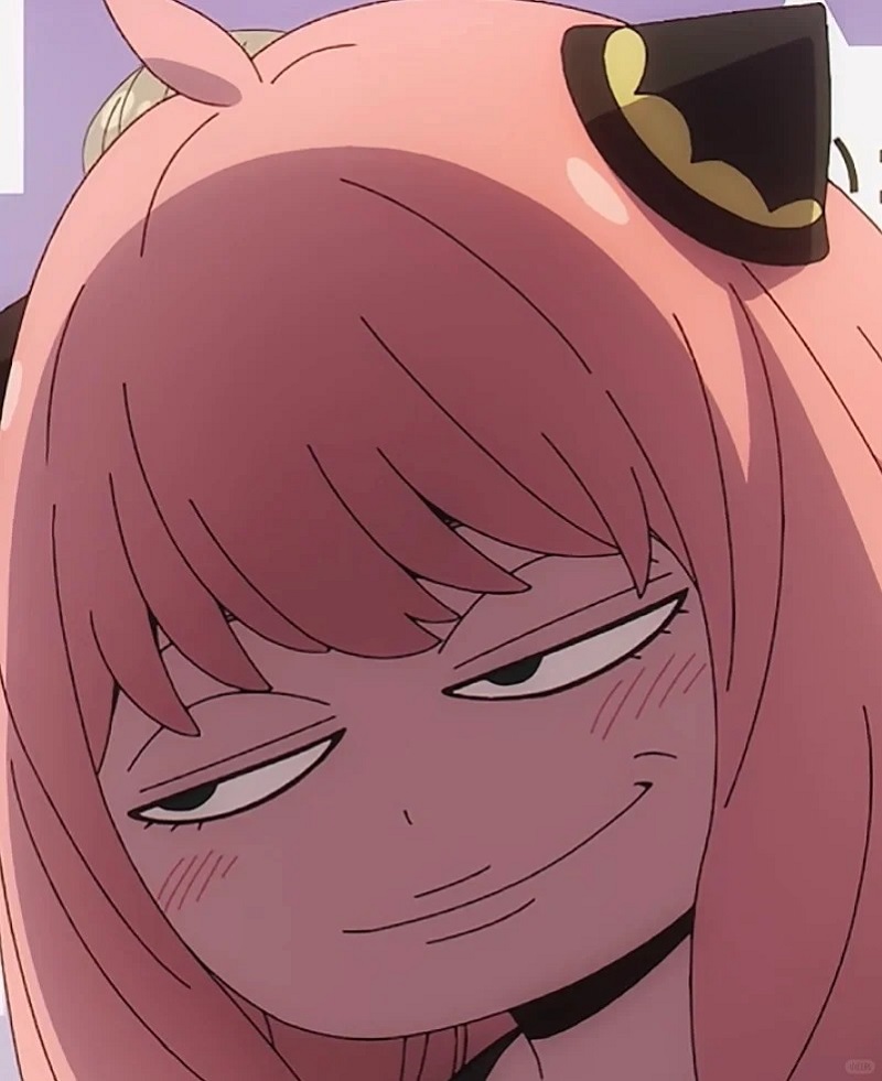 Cô gái anime tóc hồng liếc mắt nghi ngờ đầy gắt.