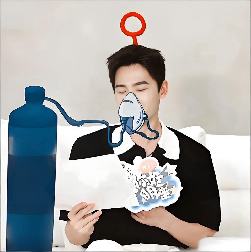 Người đàn ông cầm bình oxy, nhìn đời bằng ánh mắt bất lực.