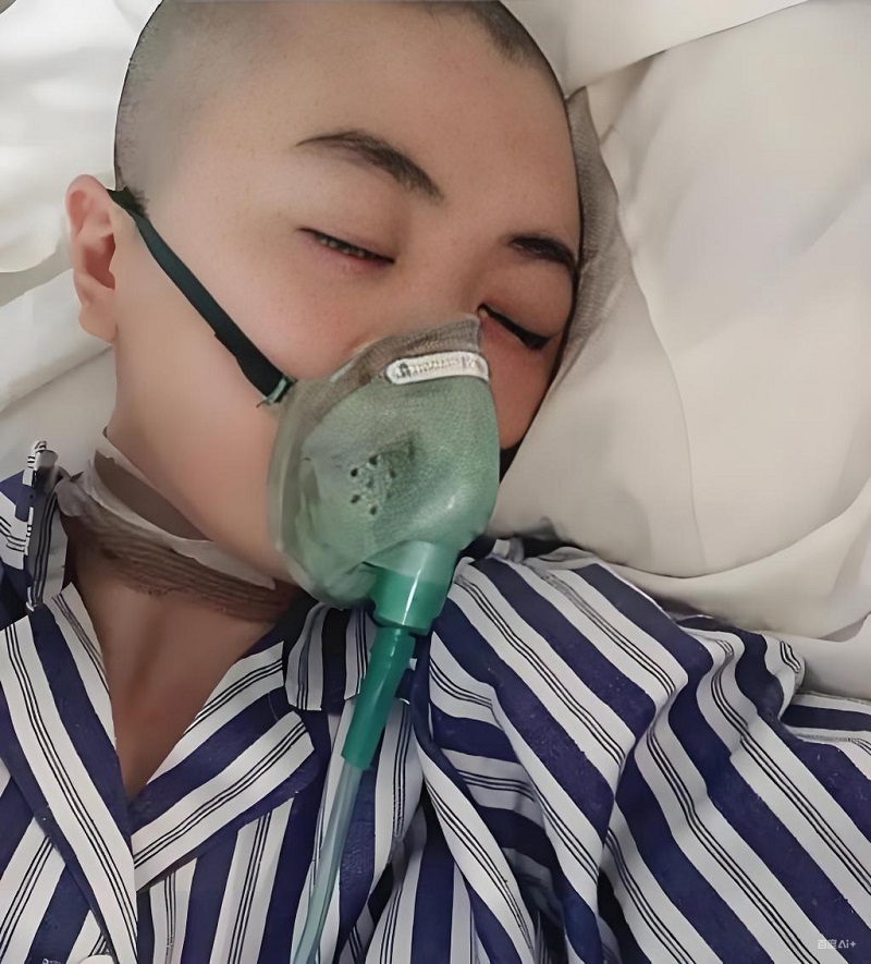 Chàng trai thở oxy, nét mặt hoang mang như vừa biết bí mật động trời.