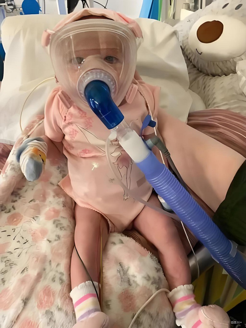 Em bé được trợ thở, meme hài hước kiểu “cười xong phải cấp cứu”.