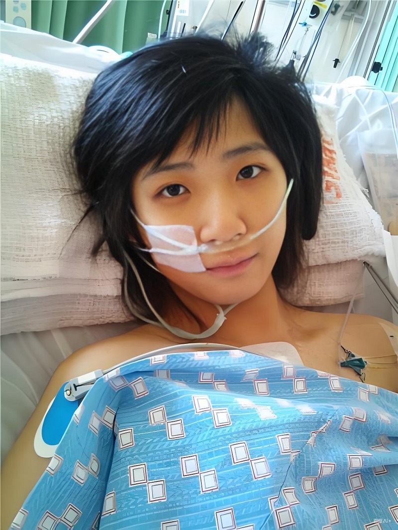 Cô gái cắm oxy, biểu cảm kiểu “đời ơi sao khổ dữ vậy”.