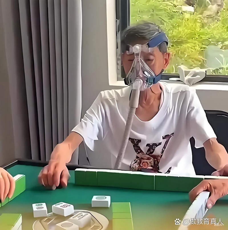 Người đàn ông cúi xuống thở oxy, cảm giác như vừa gánh cả vũ trụ.