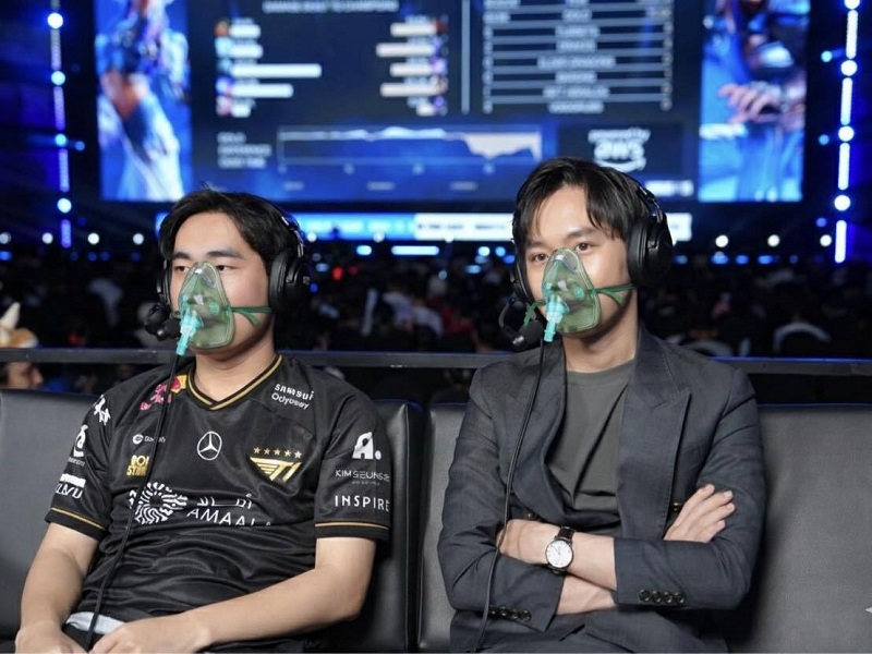 Cặp đôi cùng đeo bình oxy, kiểu “chung hơi – chung nhịp tim”.