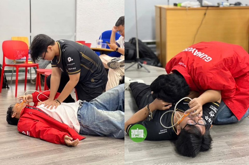 Cảnh nhóm người nằm la liệt thở oxy, mô tả sự sụp đổ tập thể.