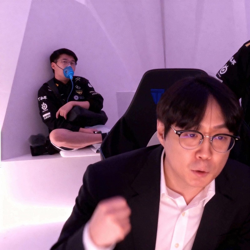 Người đàn ông thở oxy sau khi xem tin tức, vibe “tim yếu không chịu nổi”.