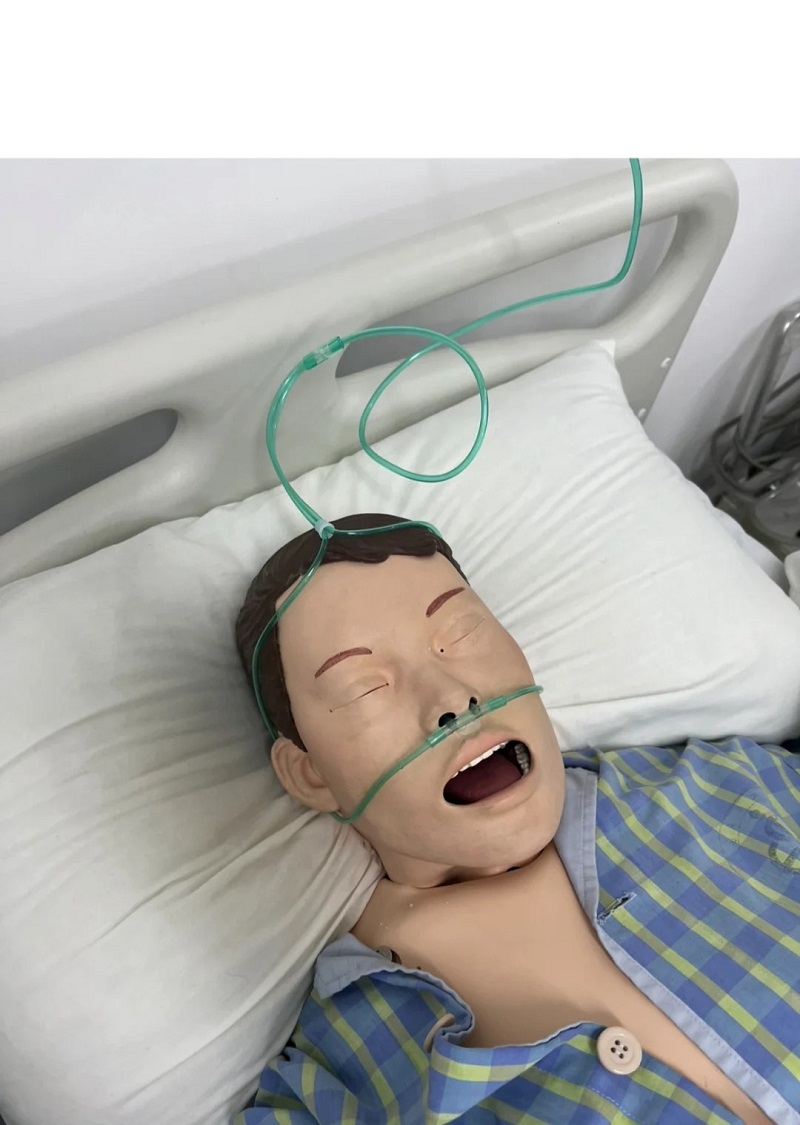 Người nằm nghiêng thở oxy, vibe “tổn thương tinh thần cần hồi sức”.