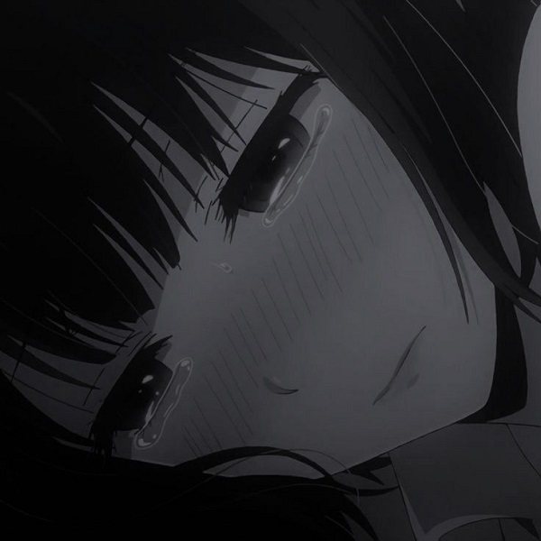 Cô gái anime đen trắng nằm nghiêng, ánh mắt xa xăm u tối.