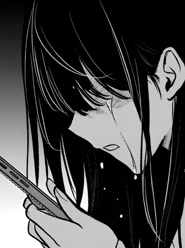 Sad girl anime đứng trong bóng tối, mái tóc dài che mặt.