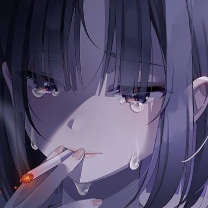 Cô gái anime đen trắng nhìn nghiêng, gương mặt đau đớn.